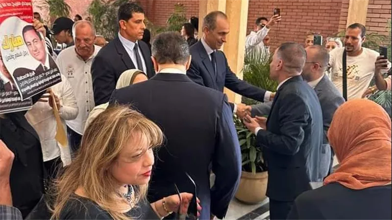 جمال وعلاء مبارك يزوران قبر والدهما في الذكرى الـ50 لنصر أكتوبر 