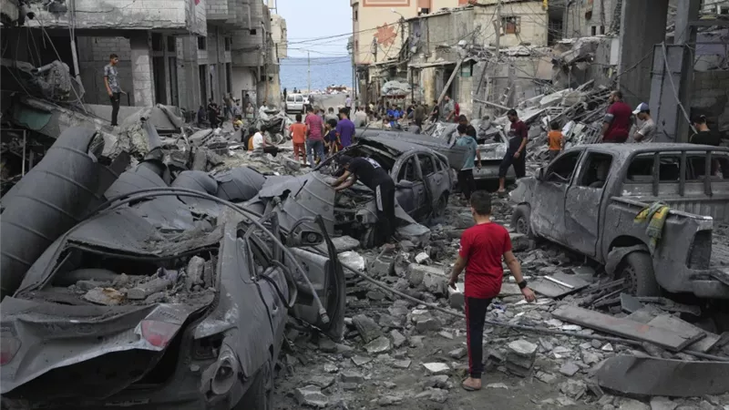 طوفان الأقصى.. إسرائيل تدمر غزة.. أسوشيتدبرس: المباني تحولت إلى ركام من الخرسانة