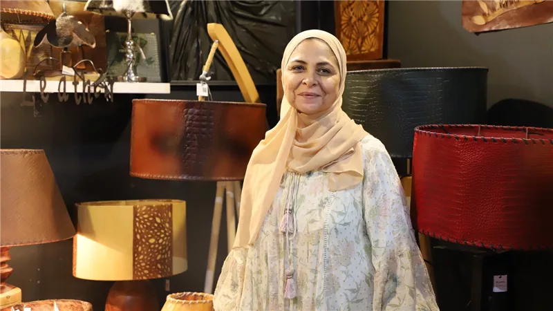 أصحاب حرفة الجلود: مشاركتنا في معرض تراثنا فرصة كبيرة ونسعى لتلبية كل الأذواق