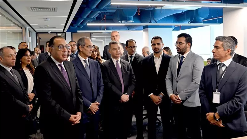 رئيس الوزراء يزور عدداً من الشركات العالمية في مجال صناعة التعهيد بالقرية الذكية