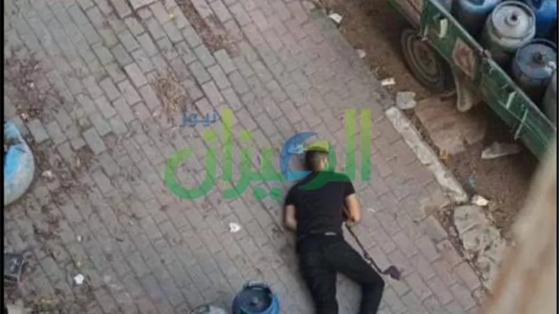 صور ...جندي إسرائيلي يطلق النار على  رجل فلسطيني أثناء عمله