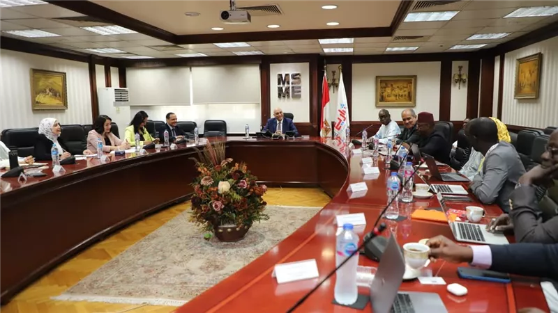 باسل رحمي يستقبل وفد من السنغال لتسويق منتجات شباب جهاز تنمية المشروعات 