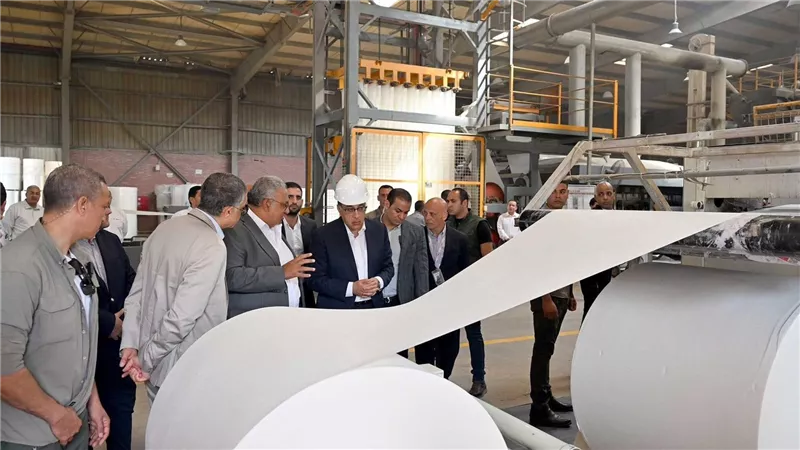 رئيس الوزراء يتفقد مصنع الشركة الدولية لتكنولوجيا العزل «أنسوتك»