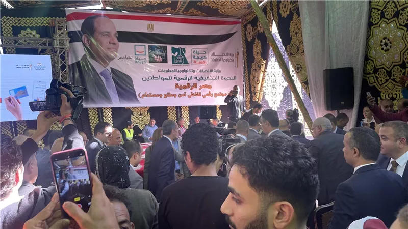 صور.. أهالي المنيا يرحبون بوزير الاتصالات ويعلنون مبايعة السيسي رئيساً لمصر