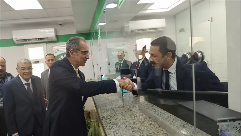 وزير الاتصالات يفتتح مكتب بريد مطاى بعد تطويره ..صور