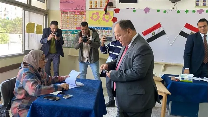 «وزير المالية» يدلي بصوته في الانتخابات الرئاسية 