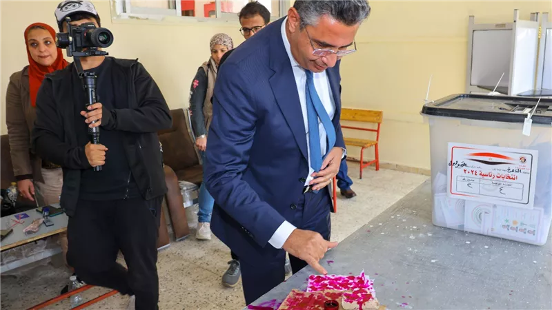 رئيس مجلس إدارة الهيئة القومية للبريد يُدلي بصوته في الانتخابات الرئاسية