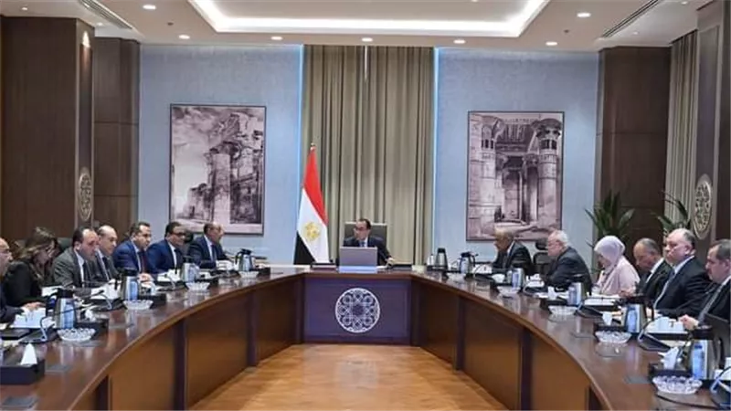 رئيس الوزراء يستعرض استراتيجية تطوير المطارات المصرية 