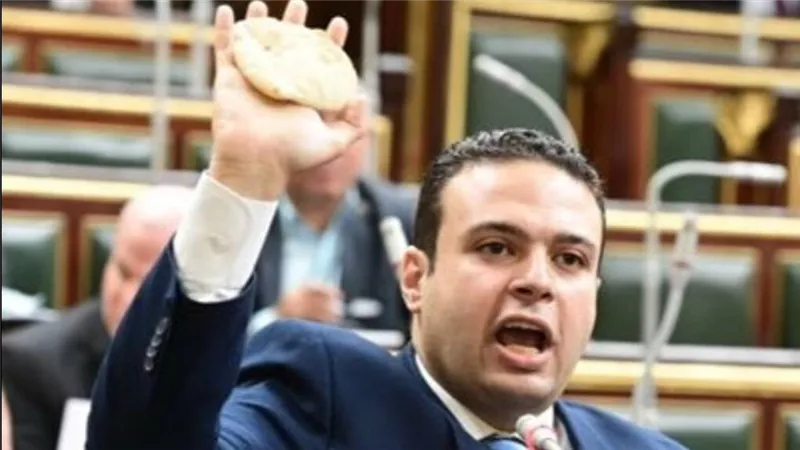 برلماني يرفع رغيف عيش داخل المجلس...ويعلق 
