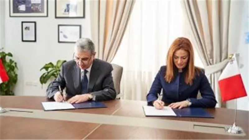 وزير الكهرباء يوقع مذكرة تفاهم مع 