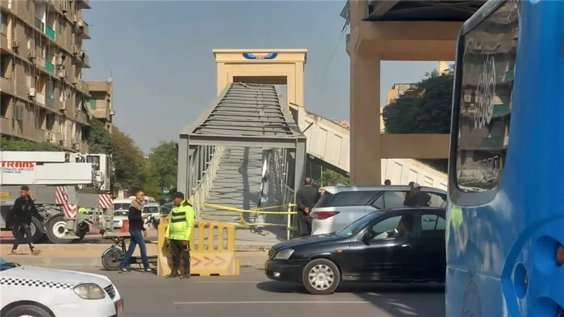 سقوط كوبري مشاة جديد بشارع أحمد عرابى بالمهندسين.. (التفاصيل )