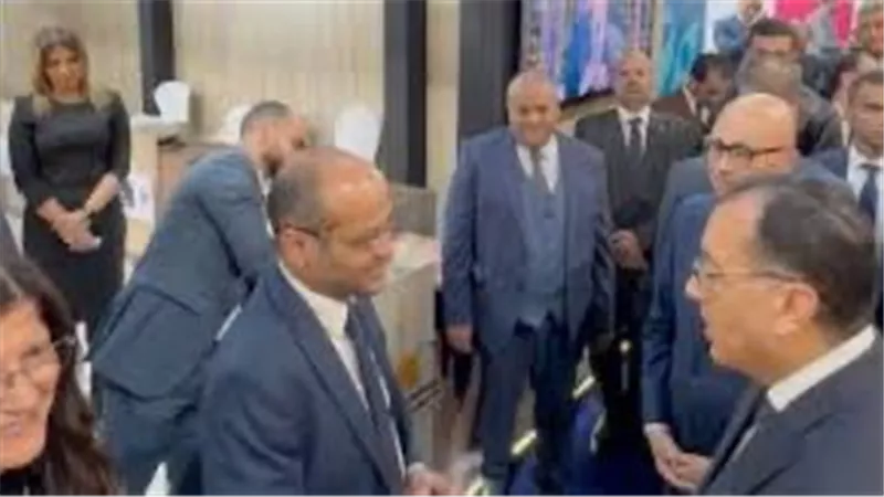 رئيس الوزراء يتفقد جناح البورصة المصرية خلال افتتاح معرض القاهرة الدولي للكتاب