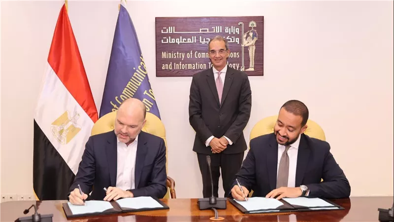 توقيع اتفاقية تجارية بين الشركة المصرية للاتصالات وشركة 