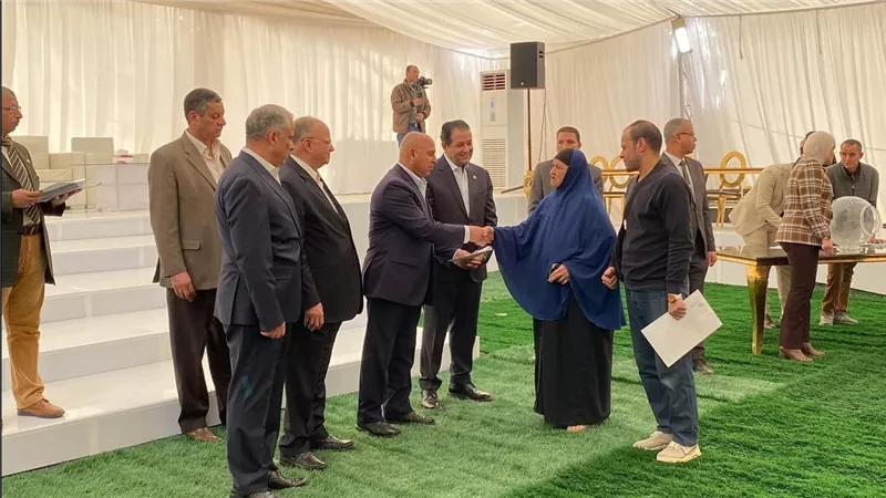 «مصر»تسلم عقود شقق جديدة لتعويض المتضررين من مشروع الخط الاول للقطار الكهربائي