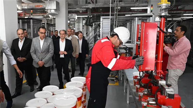 باستثمارات تتجاوز 100 مليون دولار..رئيس الوزراء يزور مصنع 