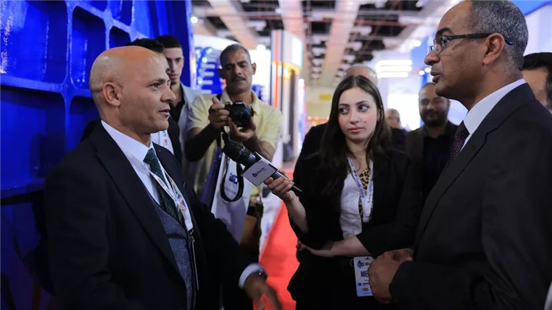 نائب وزير الاسكان يتفقد جناح  «الدولية لصهر المعادن» في معرض وتريكس للبنية التحتية