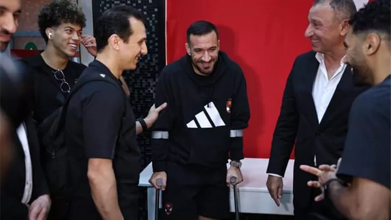 علي معلول لاعب النادي الأهلي يظهر بعكازين فى رحلة العودة إلى مصر