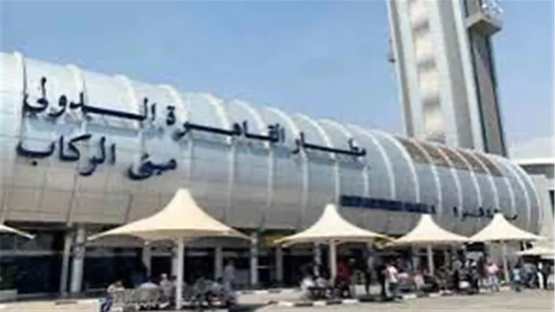 مواطن في المطار: أنا اتغفلت يا حكومة وخدوا دولاراتي