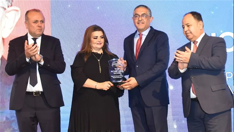 قمة «مصر للأفضل» تمنح الهيئة العامة للاستثمار جائزة الإنجاز المؤسسي