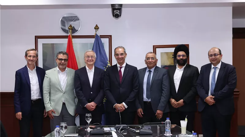 وزير الاتصالات يبحث مع مسئولى نوكيا خططها التوسعية فى تصنيع الهواتف بمصر