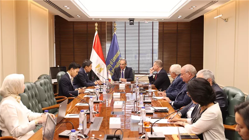 «وزير الاتصالات»يبحث مع سفير سنغافورة تعزيز التعاون بين البلدين فى مجالات التعهيد والبحث