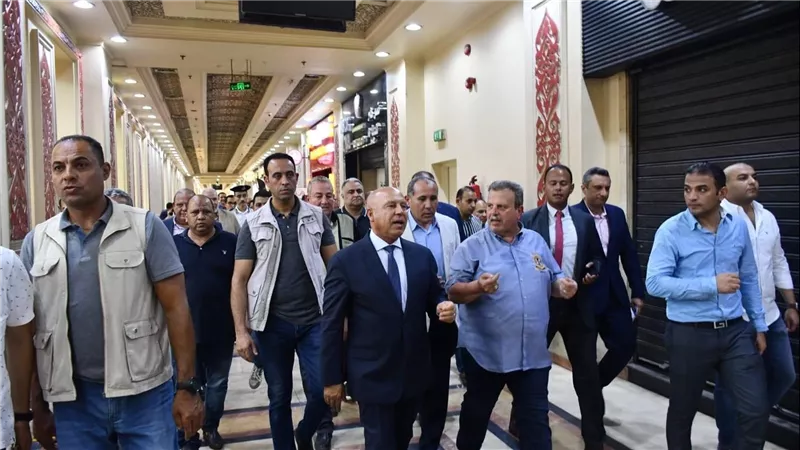 وزير النقل يفاجئ المواطنين في محطة قطارات رمسيس في جولة تفقدية