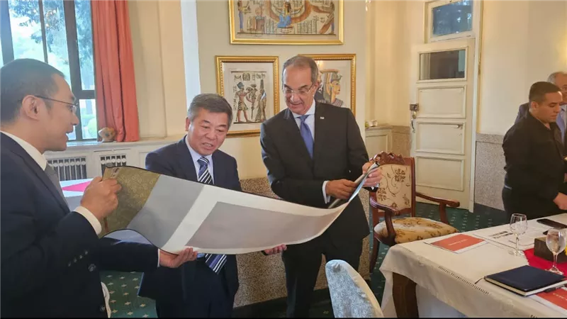 وزير الاتصالات يبحث مع رئيس مجموعة Tsinghua Unigroup إنشاء مركز للبحث والتطوير 