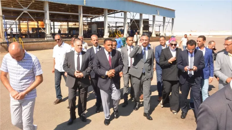 وزير التموين يتفقد مصنع تعبئة الغاز ومطحن دقيق بمحافظة مطروح