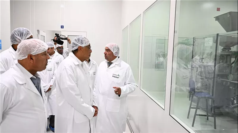 رئيس الوزراء يتفقد مصنع الشركة الأوروبية المصرية للصناعات الدوائية