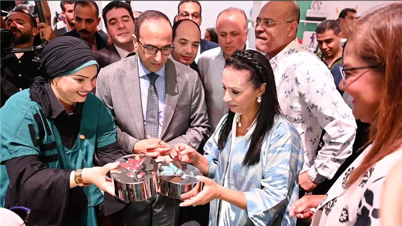 وزيرة التضامن تتفقد جناحي بنك ناصر الاجتماعي وصندوق عطاء في معرض تنمية الأسرة المصرية