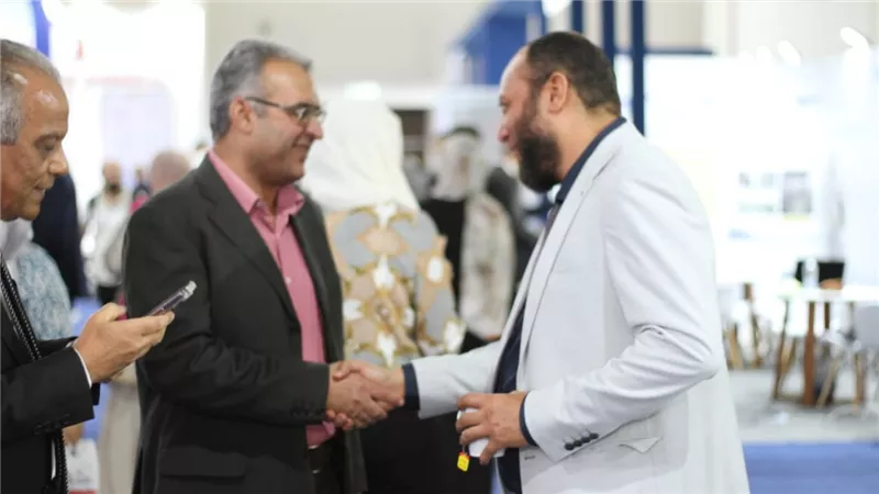 رئيس هيئة الدواء يتفقد جناح « فارما ايجيبت للهندسة » بمعرض فارماكونكس  