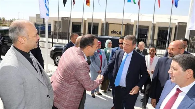 وزير الزراعة خلال تفقده لمعرض صحاري يؤكد على إهتمام الدولة بتوطين تكنولوجيا الزراعة