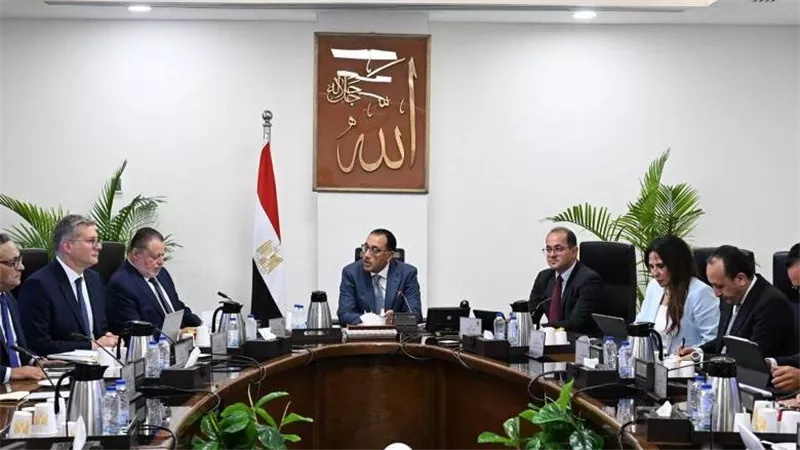 البترول تطرح مزايدة عالمية للبحث عن الغاز والزيت بالبحر المتوسط والدلتا