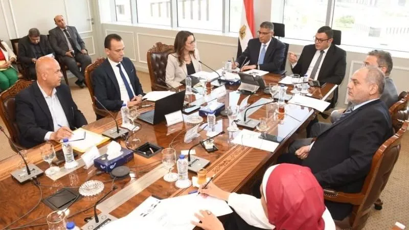 وزير الإسكان: تطوير المنطقة المحيطة بالأهرامات بما يتماشى مع قيمتها التاريخية والأثرية