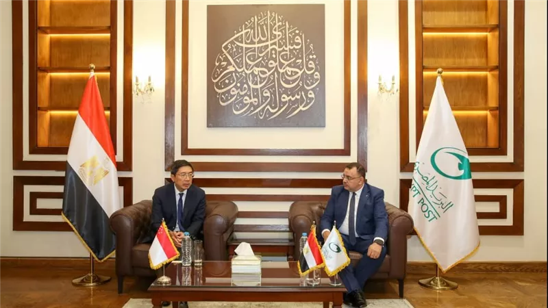 رئيس البريد المصري يبحث مع سفير سنغافورة إصدار طابع تذكاري