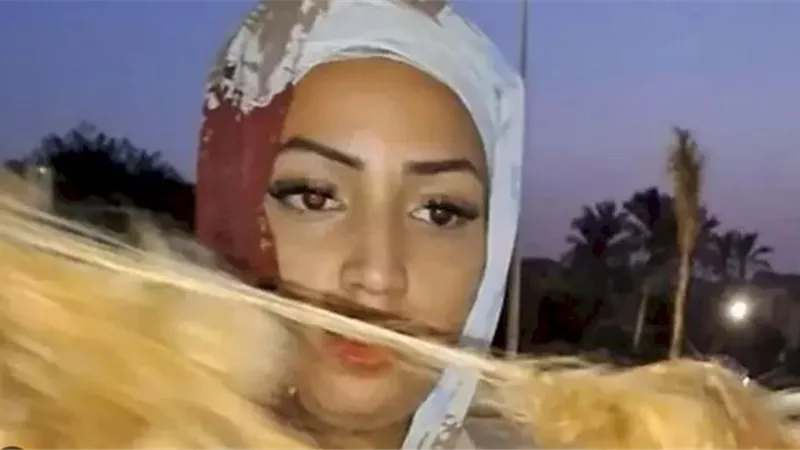 «حداد» يقص شعر زوجته وسط الشارع بسبب «تيك توك»