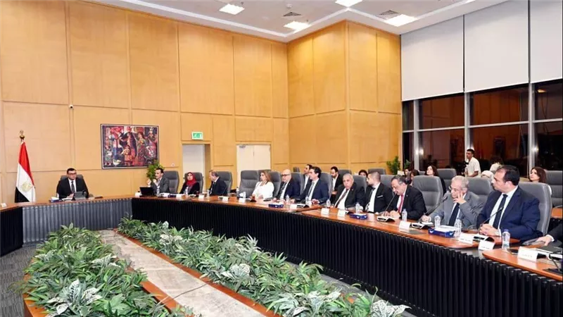 وزير الإسكان يبحث مع المطورين العقاريين مشاركتهم فى فعاليات المنتدى الحضري العالمي