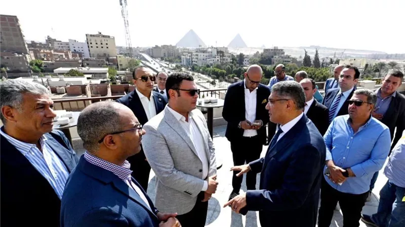 وزير الإسكان ومحافظ الجيزة يعقدان اجتماعاً بالمنطقة المحيطة بالأهرامات لاستعراض مخطط تطويرها