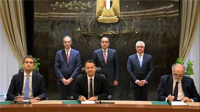  رئيس الوزراء يشهد توقيع عقد حق انتفاع لإنشاء مركز 