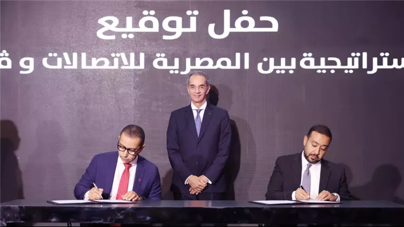 وزير الاتصالات يشهد توقيع اتفاقيات إستراتيجية بين «المصرية للاتصالات» و«ڤودافون مصر»