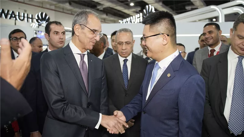  وزير الاتصالات وتكنولوجيا المعلومات يزور جناح هواوي في معرض Cairo ICT 2024