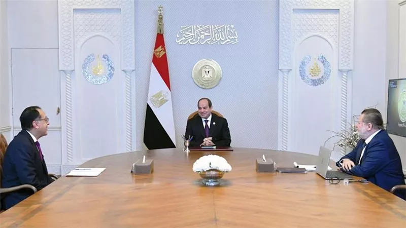 الرئيس السيسي يجتمع برئيس مجلس الوزراء ومحافظ البنك المركزي لاستعراض مؤشرات الاقتصاد 