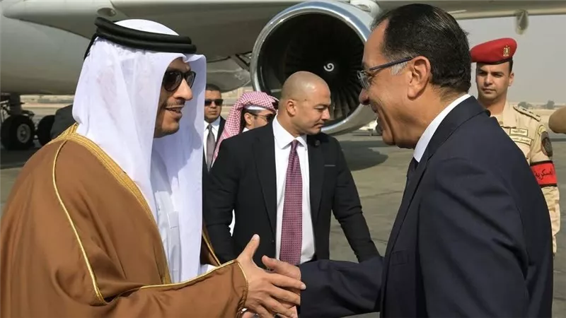 رئيس الوزراء يستقبل نظيره القطري بمطار القاهرة الدولي