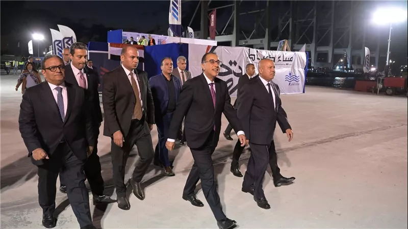 رئيس الوزراء يتفقد الأوناش العملاقة بمحطة حاويات 