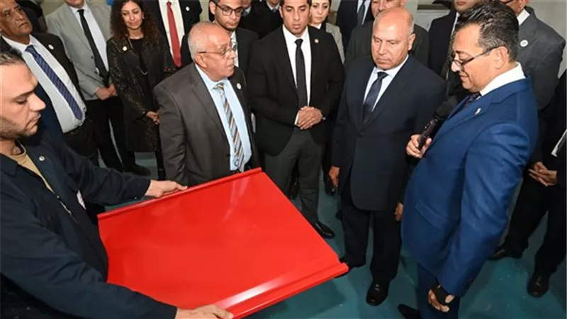 وزير الصناعة يتفقد 4 مصانع متخصصة بمدينة العاشر من رمضان