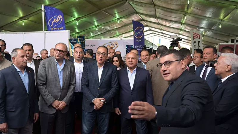  رئيس الوزراء يتفقد معرض 