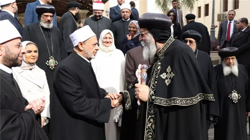 شيخ الأزهر يهنئ البابا تواضروس والأخوة المسيحين بأعياد الميلاد