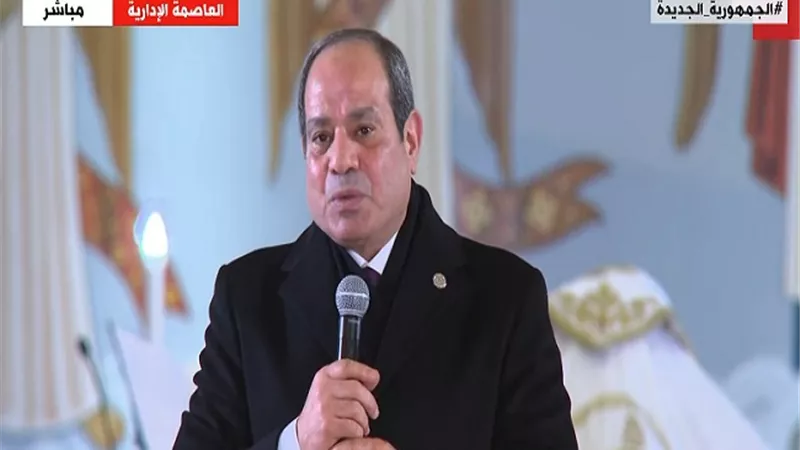 استقبال السيسي في كاتدرائية ميلاد المسيح بأعلام مصر ولافتات التحية