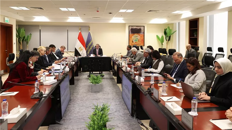 وزير الاتصالات يبحث مع وفد ألماني جذب الاستثمارات للقطاع 