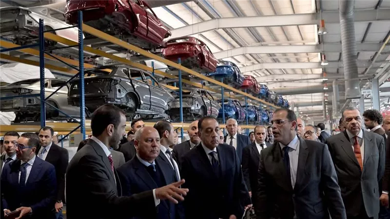 رئيس الوزراء يتفقد مصنع تجميع سيارات 